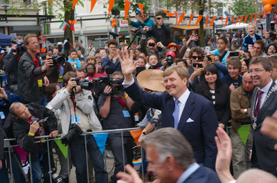 821405 Afbeelding van het bezoek van Koning Willem-Alexander en Koningin Maximà aan de wijk Lombok te Utrecht, in de ...
